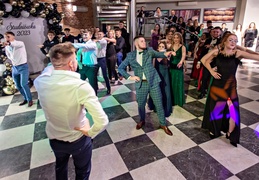 \"Bawcie się świetnie i zapomnijcie się na chwilę\". Studniówka IV LO