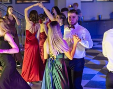 \"Bawcie się świetnie i zapomnijcie się na chwilę\". Studniówka IV LO