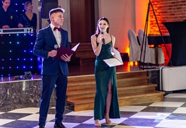 \"Bawcie się świetnie i zapomnijcie się na chwilę\". Studniówka IV LO