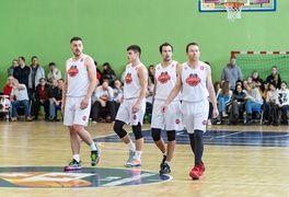 Bez zmian. Basketball wygrywa