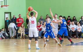 Bez zmian. Basketball wygrywa