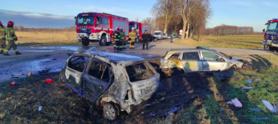 Zderzenie na skrzyżowaniu. Samochód stanął w płomieniach