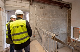 Teatr nasz widać ogromny