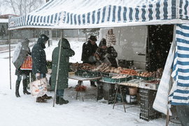 Na straganie, w dzień targowy...  (Obrazki z miasta) 