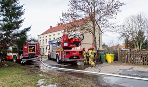 Pożar przy Stawidłowej. Mieszkańcy ewakuowani