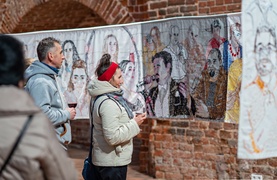 W Galerii EL. Haft, który niesie idee