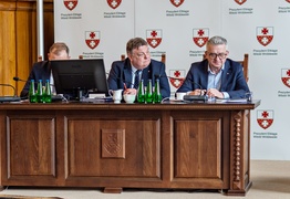 Emocje wokół portu na sesji. Mieszkaniec wyprowadzony przez strażników