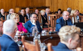 Emocje wokół portu na sesji. Mieszkaniec wyprowadzony przez strażników