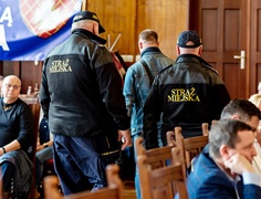 Emocje wokół portu na sesji. Mieszkaniec wyprowadzony przez strażników