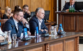 Emocje wokół portu na sesji. Mieszkaniec wyprowadzony przez strażników