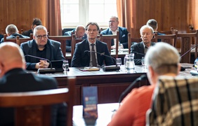 Emocje wokół portu na sesji. Mieszkaniec wyprowadzony przez strażników