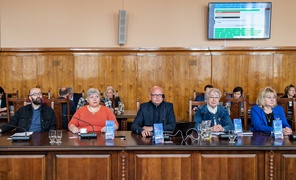 Emocje wokół portu na sesji. Mieszkaniec wyprowadzony przez strażników