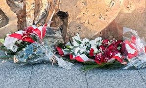 Przy pomniku o polityce