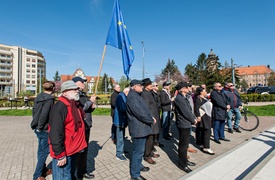 Przy pomniku o polityce