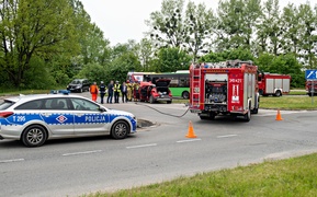 Zderzenie miejskiego autobusu z osobówką