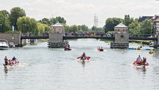 Smocza rywalizacja z kąpielą w rzece