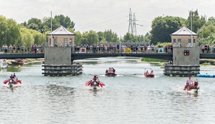 Smocza rywalizacja z kąpielą w rzece