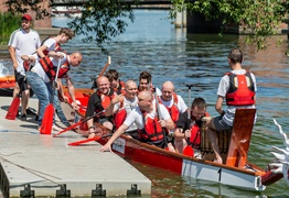 Smocza rywalizacja z kąpielą w rzece