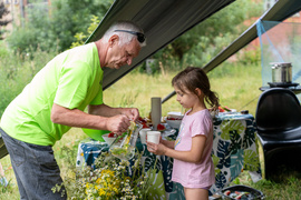 Obiad i kolacja na trawie w obiektywie