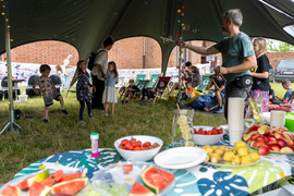 Obiad i kolacja na trawie w obiektywie
