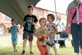 Obiad i kolacja na trawie w obiektywie