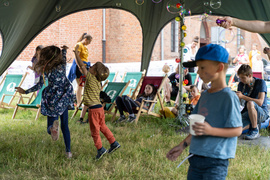 Obiad i kolacja na trawie w obiektywie