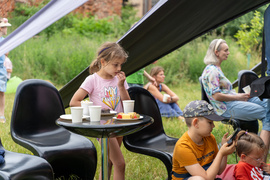 Obiad i kolacja na trawie w obiektywie