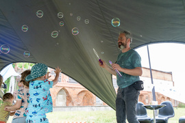 Obiad i kolacja na trawie w obiektywie