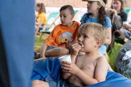 Obiad i kolacja na trawie w obiektywie