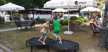 Zrelaksuj się w ogrodzie letnim Domu Rektora