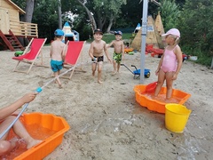 Niesamowity, leśny park zabaw Żłobka, Przedszkola i Zerówki Mały Europejczyk w Elblągu