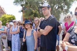 Z przewodnikiem poznawali początki historii miasta