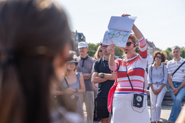 Z przewodnikiem poznawali początki historii miasta