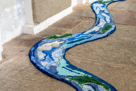 Wodny spacer w krużganku