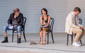 Z aniołami przy leśnym stoliku