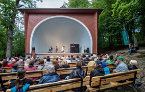 Z aniołami przy leśnym stoliku