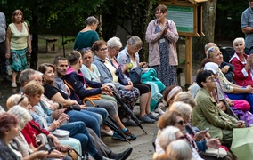 Z aniołami przy leśnym stoliku