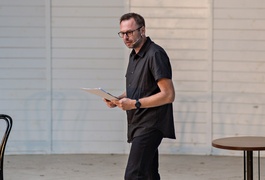 Z aniołami przy leśnym stoliku