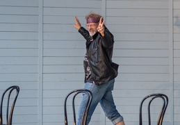 Z aniołami przy leśnym stoliku