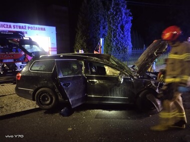 Stracił panowanie nad autem, staranował znaki i zatrzymał się przy bramie remizy