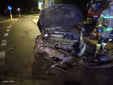 Stracił panowanie nad autem, staranował znaki i zatrzymał się przy bramie remizy