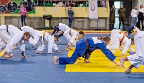 Waldemar Legień  uczy rzucać