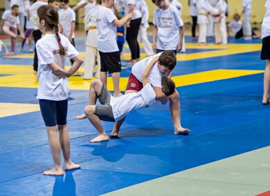 Waldemar Legień  uczy rzucać