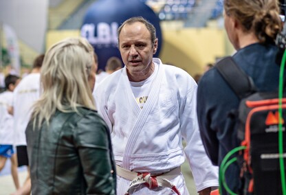 Waldemar Legień  uczy rzucać