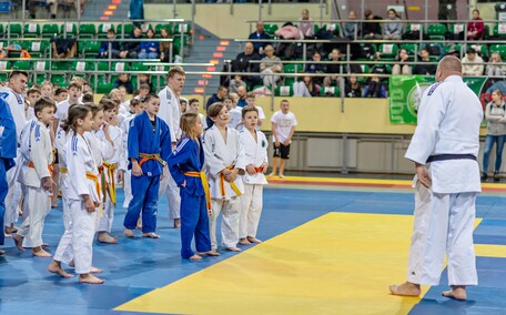 Waldemar Legień  uczy rzucać