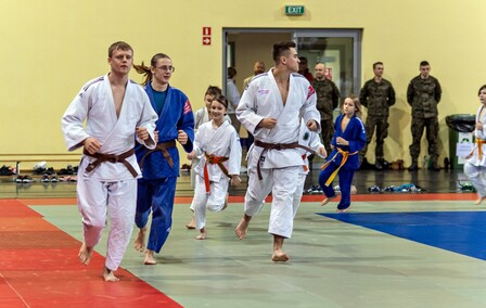 Waldemar Legień  uczy rzucać