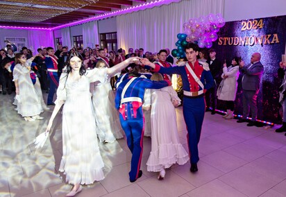 Trochę więcej niż sto, ale kto by tam liczył. Studniówka III LO w Elblągu