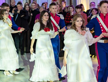 Trochę więcej niż sto, ale kto by tam liczył. Studniówka III LO w Elblągu