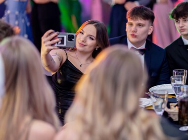 Trochę więcej niż sto, ale kto by tam liczył. Studniówka III LO w Elblągu