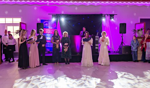 Trochę więcej niż sto, ale kto by tam liczył. Studniówka III LO w Elblągu